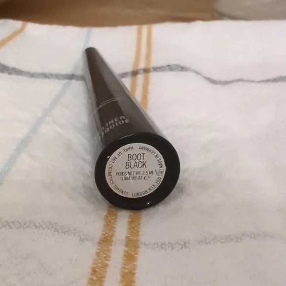 Makeup bundle -Mac eyeliner, Becca highlighter - Picture 5 of 9